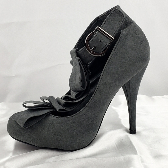 3.5" Gray platform pumps w ruffles and ankle strap - Picture 2 of 8
